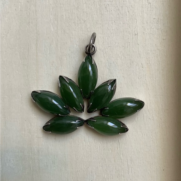 New vintage jade lotus or leaf large statement pendant necklace - Picture 3 of 16